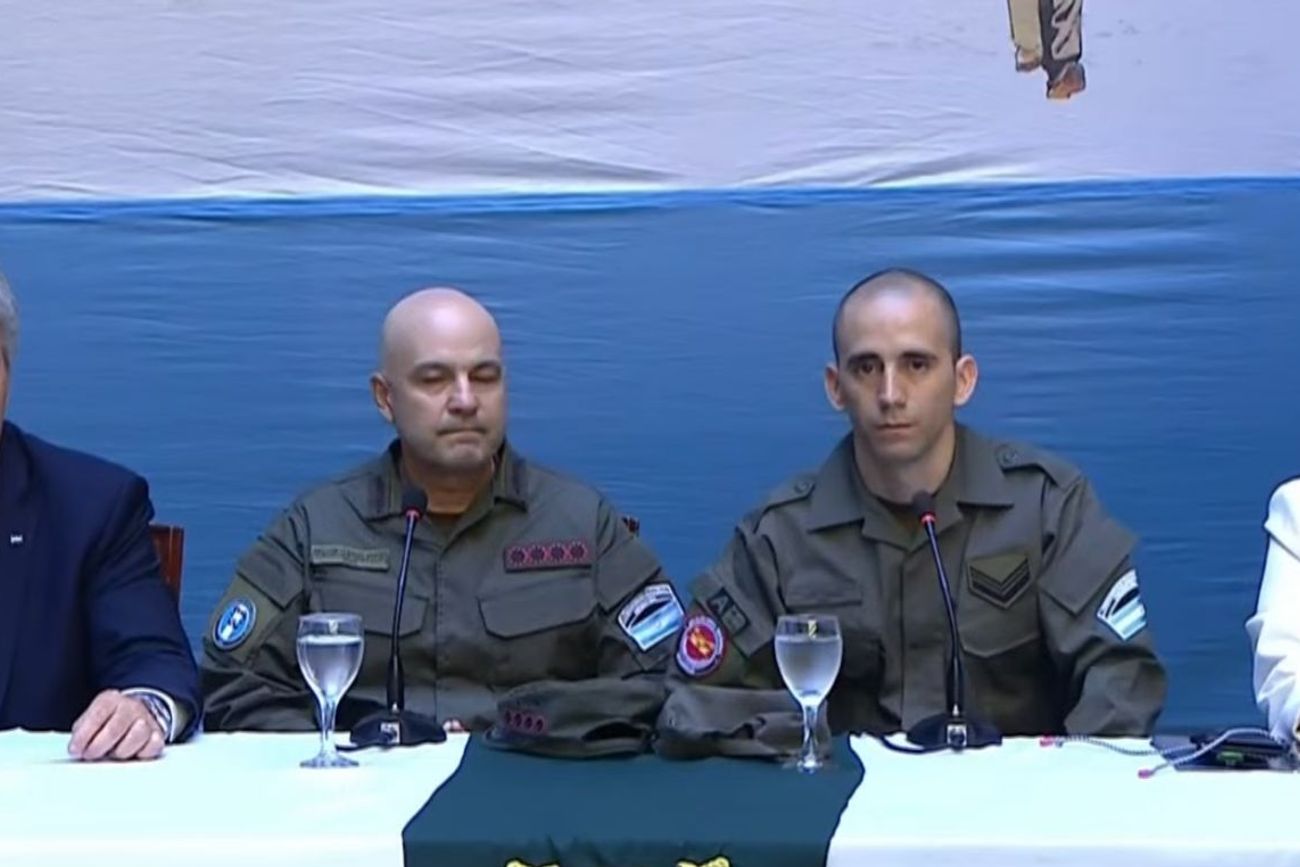Nahuel Gallo en conferencia de prensa, junto al canciller Pablo Quirno; el jefe de Gendarmería, Claudio Miguel Brilloni, y la ministra de Seguridad, Alejandra Monteoliva. 
