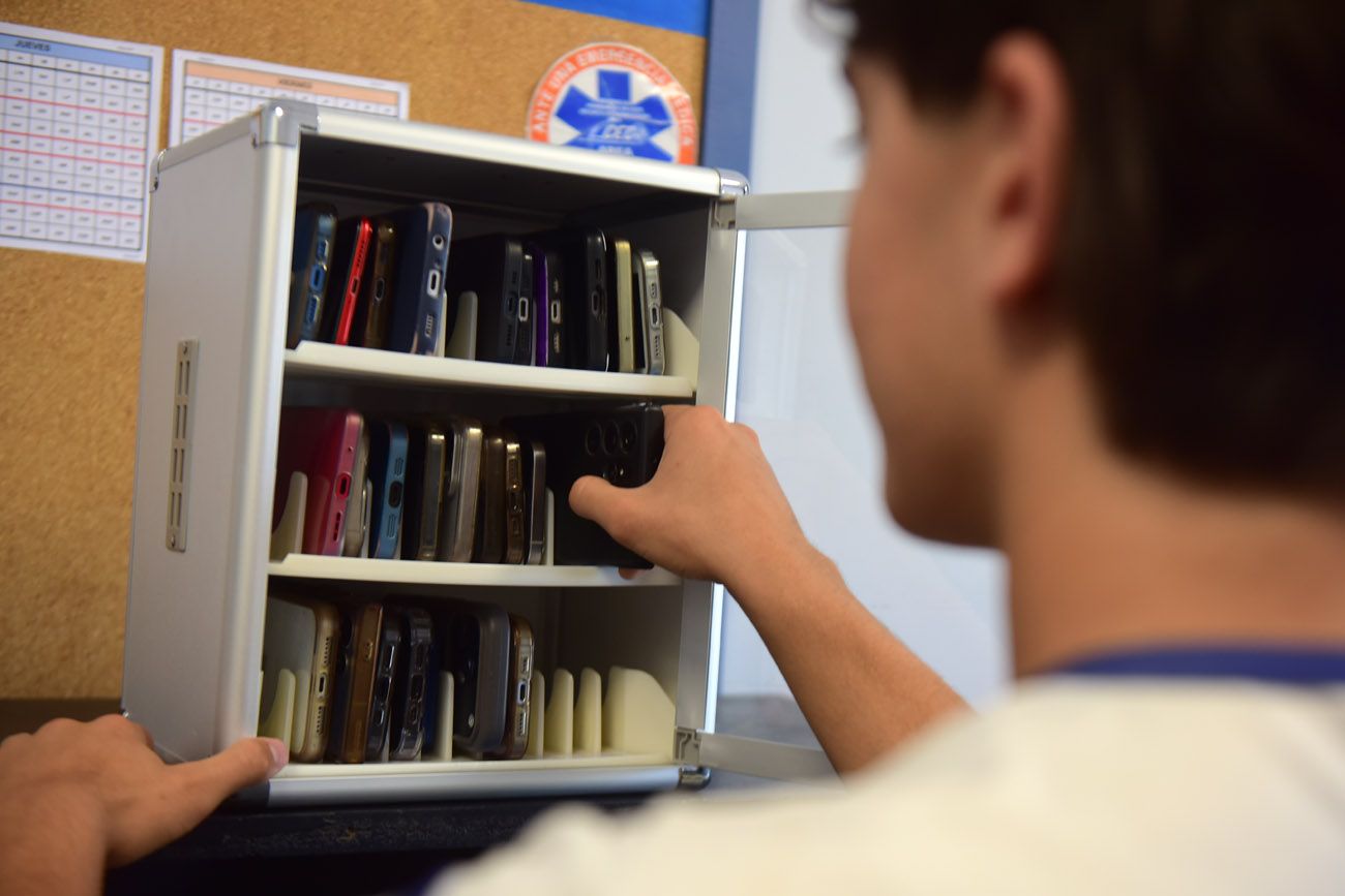 Sin celulares en el aula: una escuela de Villa Allende implementó la "caja de guardado" 