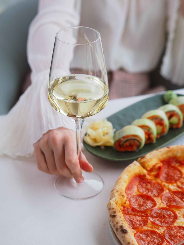 La combinación de alcohol y una mala alimentación agrava el daño hepático a través del eje intestino-hígado.