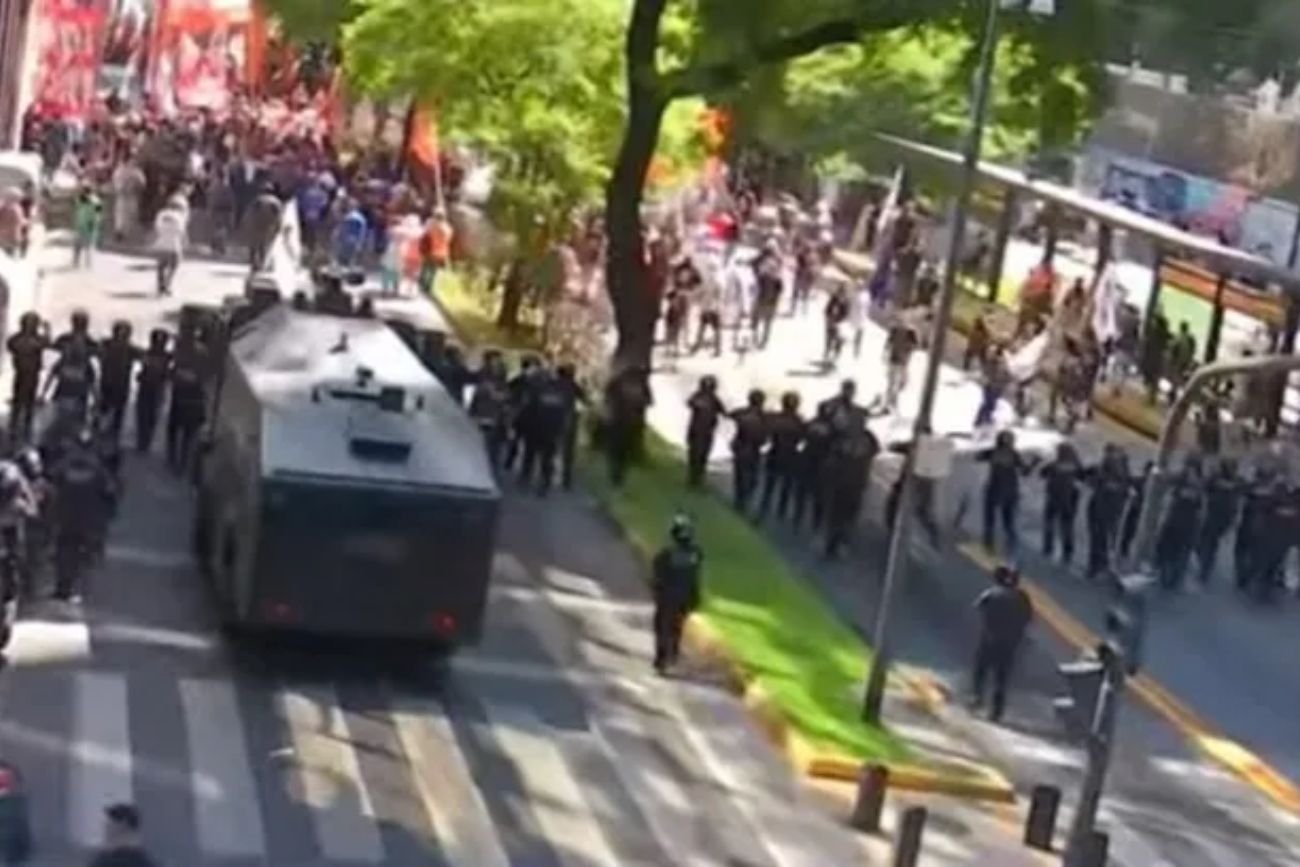 Incidentes en la marcha por Fate: desalojo y una prórroga para la conciliación obligatoria