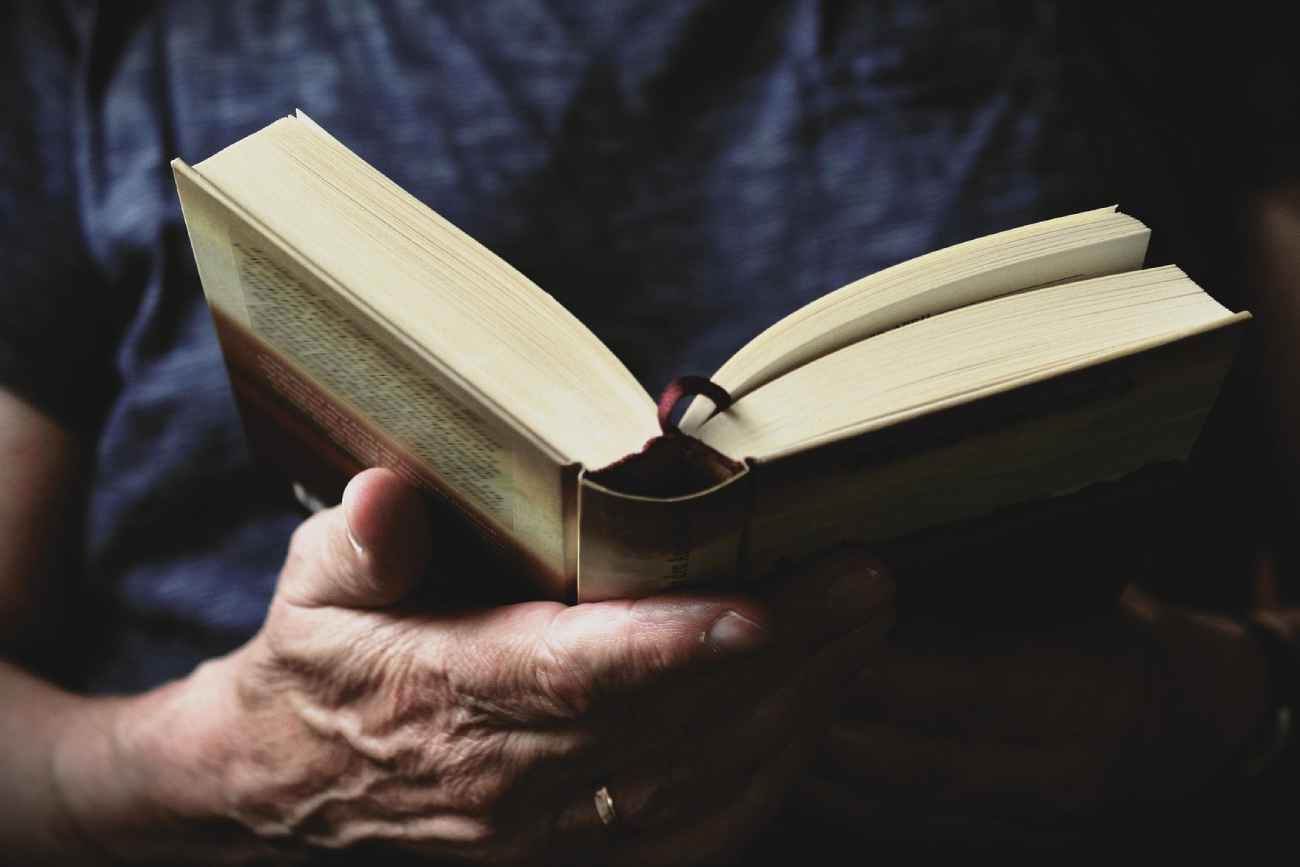 La lectura no sólo alimenta la imaginación. También activa redes neuronales complejas, fortalece la memoria y puede contribuir al bienestar emocional y cognitivo. 