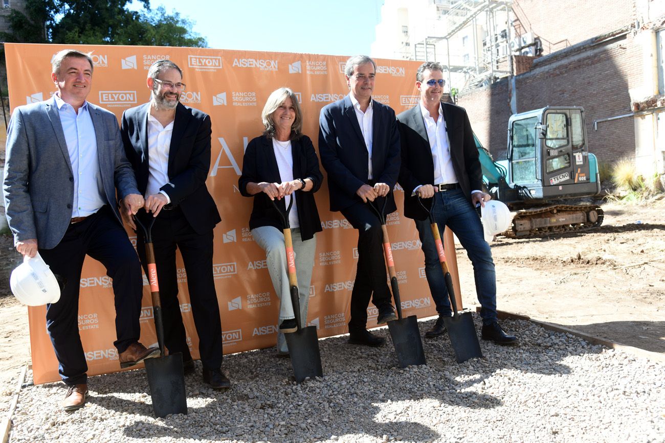 La primera palada del edificio Alere la dieron Cristian Corti, Gabriel Teicher, María Hojman, Carlos Casto y Martín Teicher. (Ramiro Pereyra / La Voz)