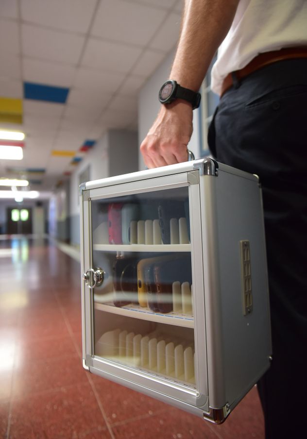 La "caja de guardado" está ubicada en la oficina del preceptor de cada curso.