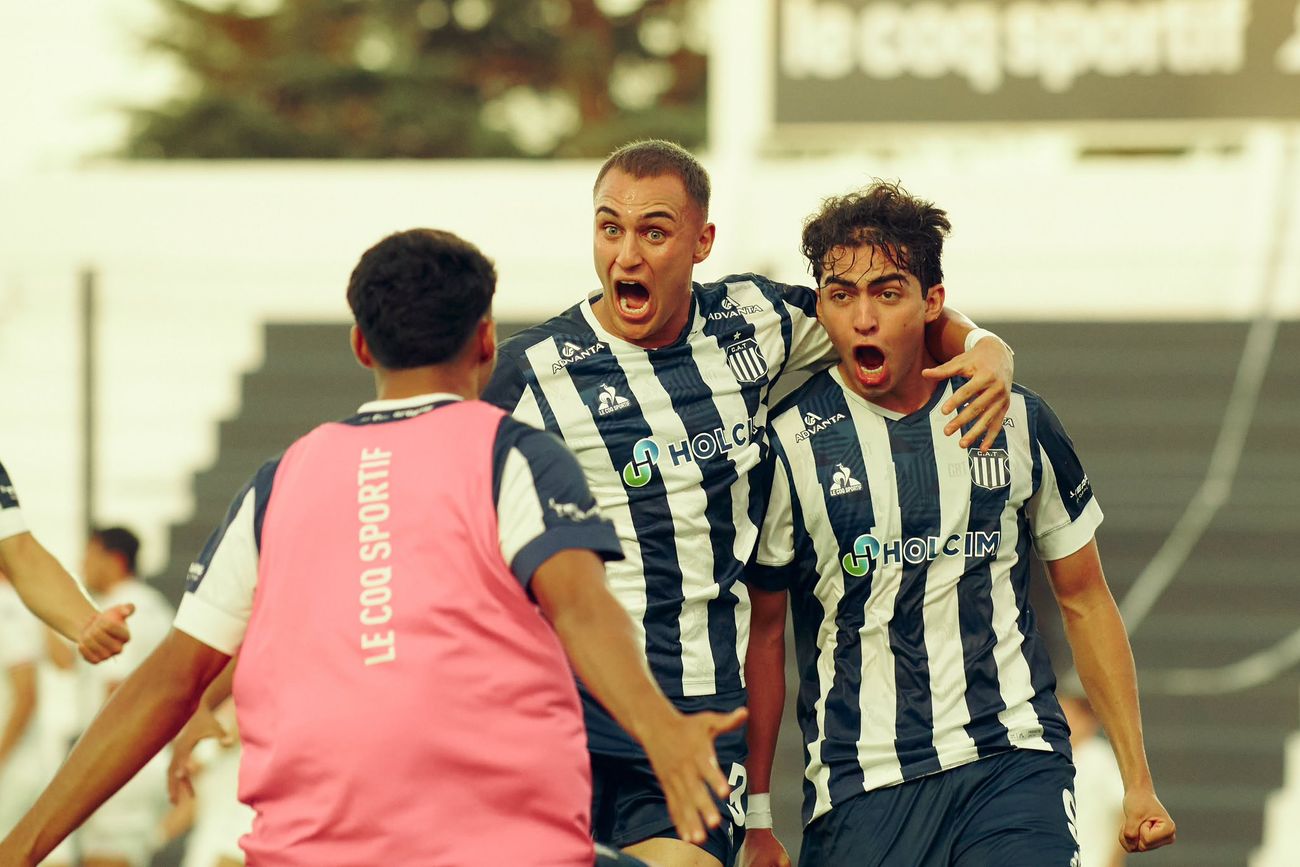 Reserva. Lucio Ferrari abraza al goleador  Daniel Ribera en el tanto de la victoria de Talleres ante Tigre, en la Boutique. El defensor bajó desde el plantel profesional junto a Chamorro, Chiavassa, Barbi y Alastra. El DT Carlos Tevez estuvo en la Boutique. (Foto: Prensa Talleres)