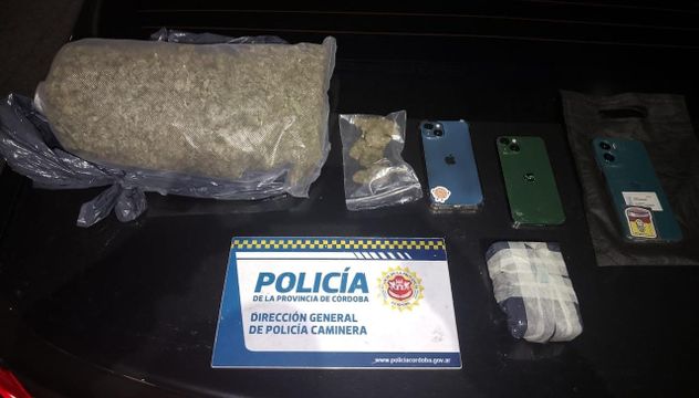 Córdoba: iban en un BMW, los frenaron en un control y descubrieron que llevaban un ladrillo de cocaína.