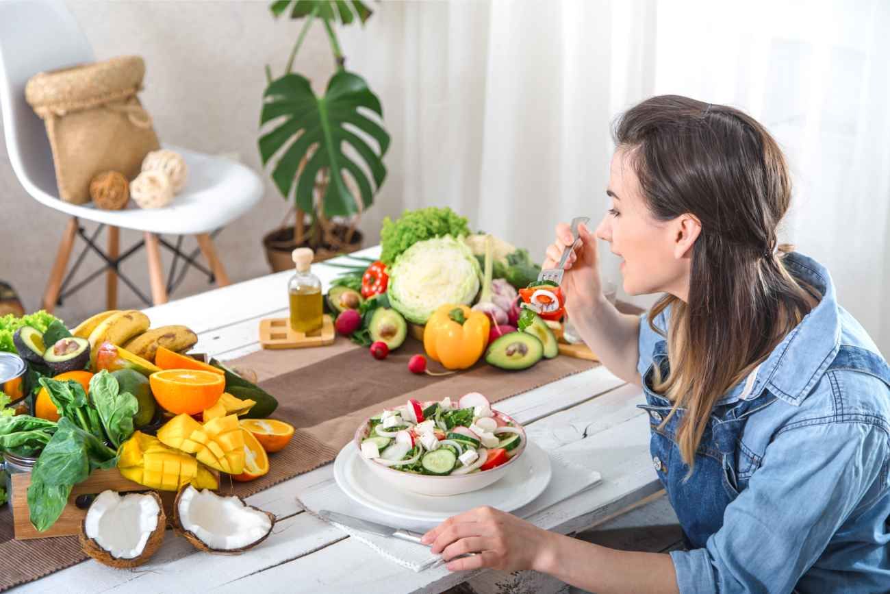 La dieta antiinflamatoria en el largo plazo ayuda a prevenir enfermedades. Es buena tanto para quienes ya tienen una patología crónica como para quienes están sanos. 