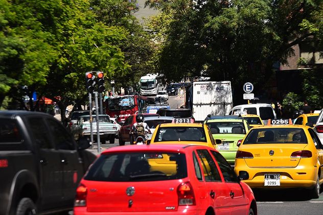 En Córdoba hay 2,4 habitantes por vehículo. (La Voz / Archivo)