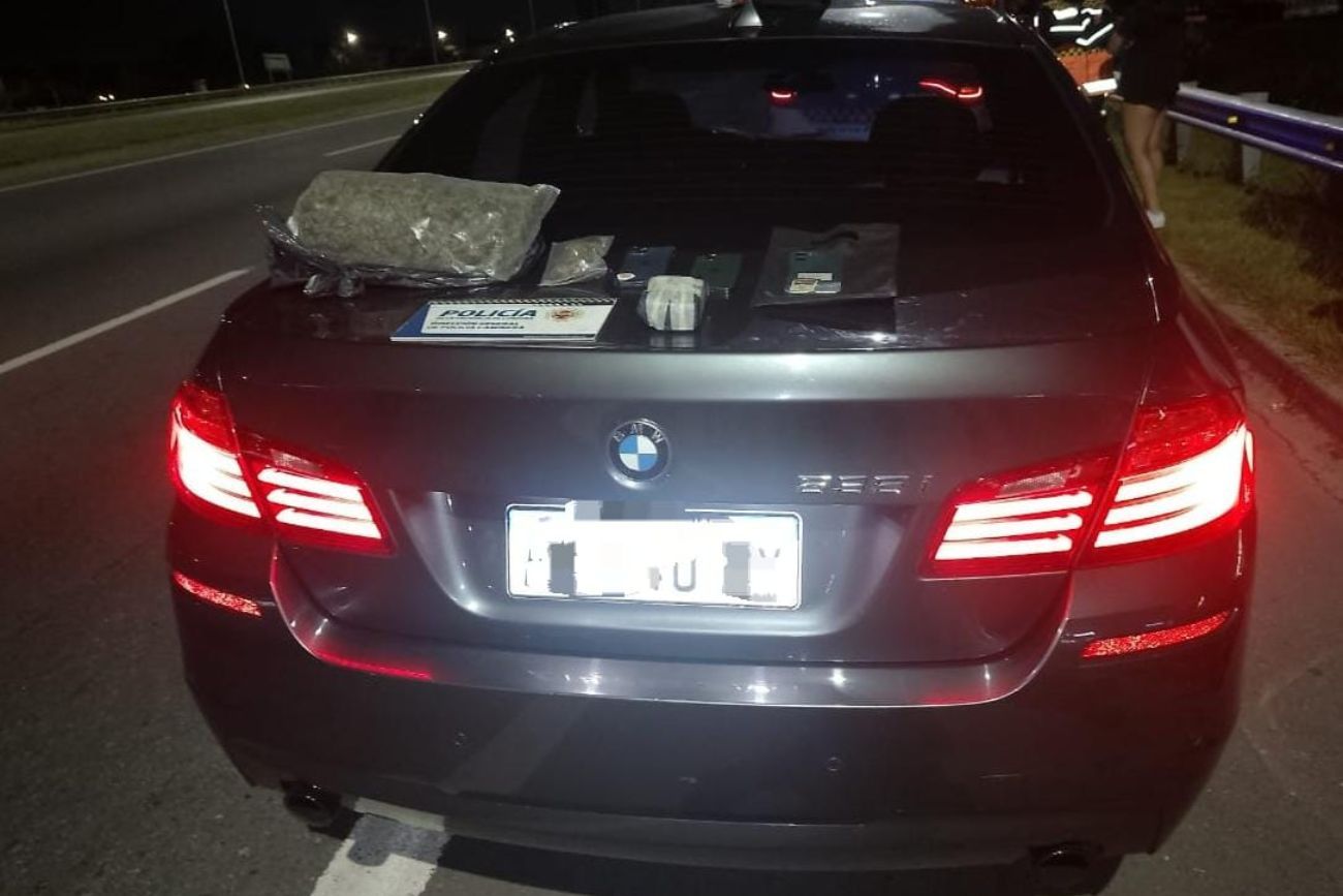 Córdoba: iban en un BMW, los frenaron en un control y descubrieron que llevaban un ladrillo de cocaína.