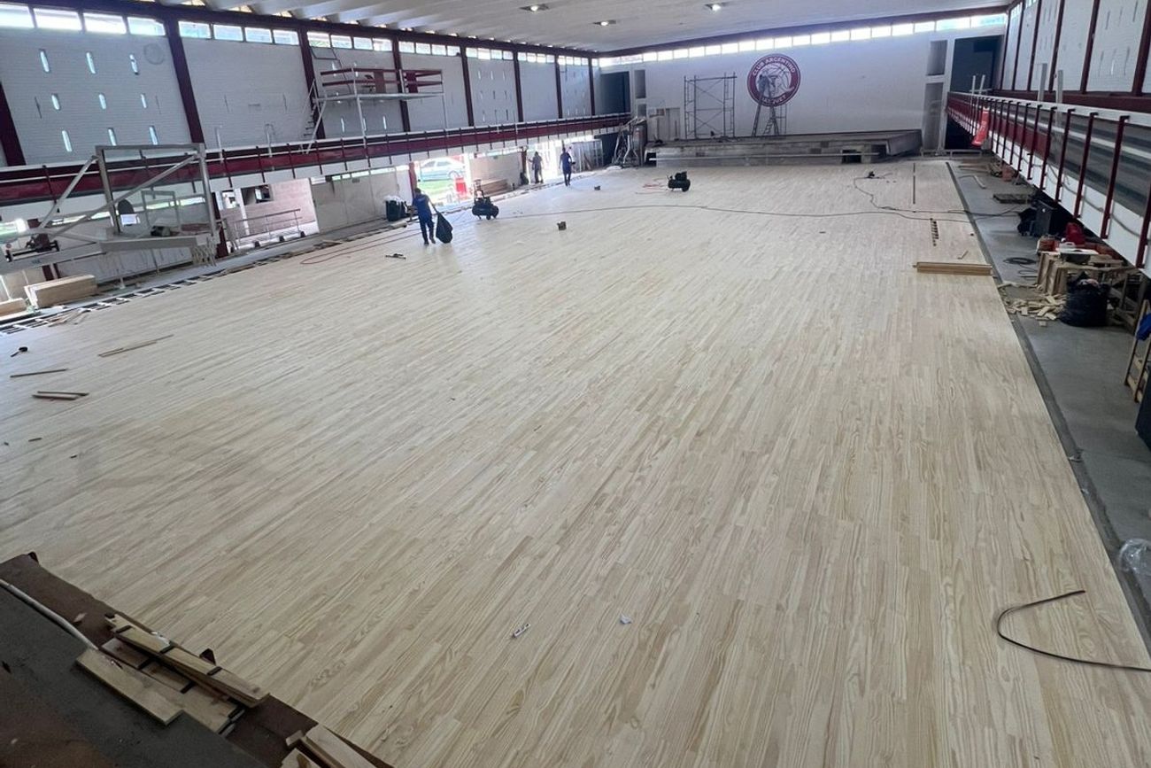 Asoman las remodelaciones efectuadas al estadio “Aaron Gerchunoff” de Argentino de Marcos Juárez, que lucirá nuevo piso de parque flotante. (Prensa Argentino)