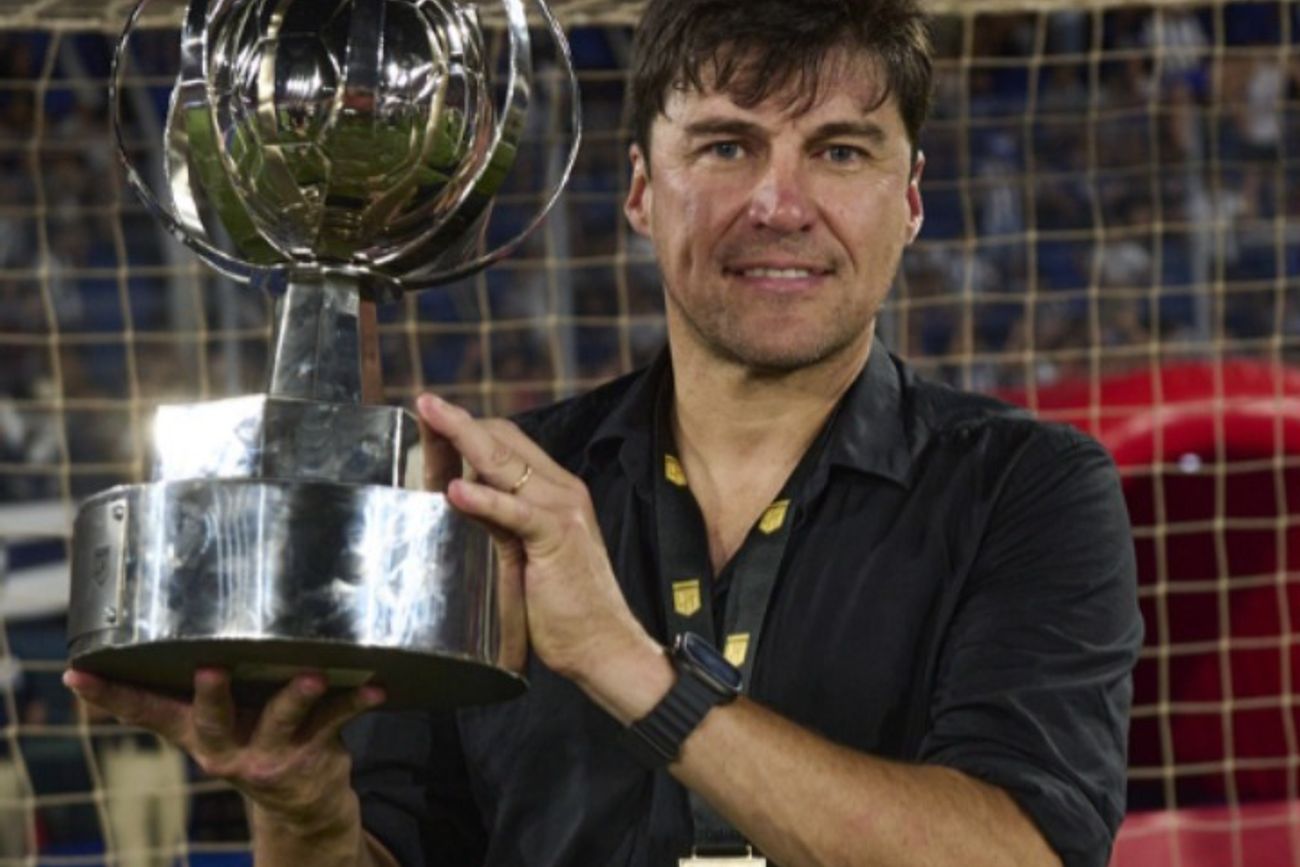 Alexander Medina y la Supercopa Internacional. Fue el DT que condujo a Talleres hacia un título que el fútbol de Córdoba no tenía. Hoy es el entrenador de Estudiantes de La Plata.