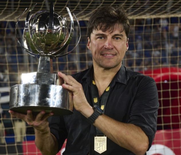 Alexander Medina y la Supercopa Internacional. Fue el DT que condujo a Talleres hacia un título que el fútbol de Córdoba no tenía. Hoy es el entrenador de Estudiantes de La Plata.