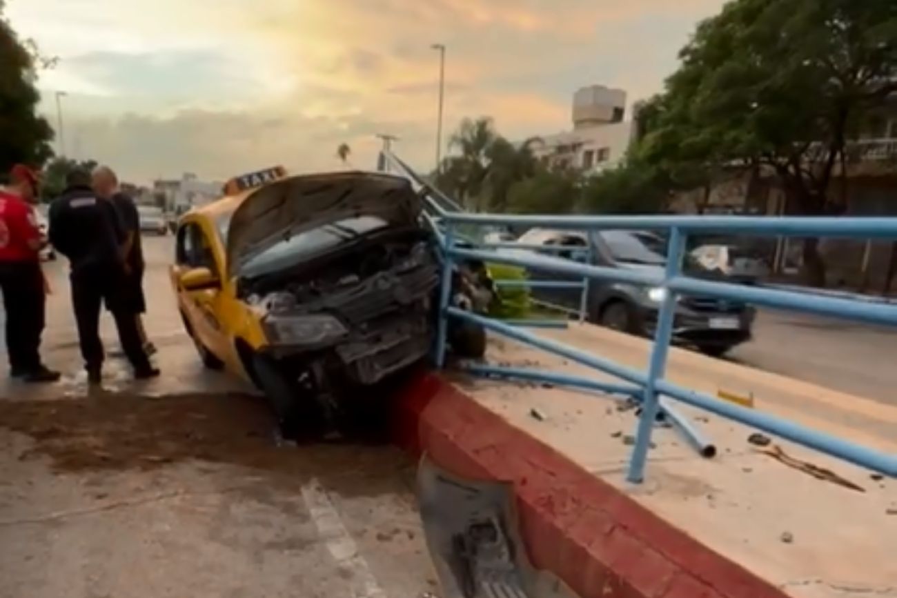 Córdoba: un taxi chocó contra el cantero en avenida Sabattini tras ser encerrado por una camioneta.
