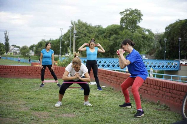 Comenzaron las clases de gimnasia familiar en espacios públicos de la ciudad.