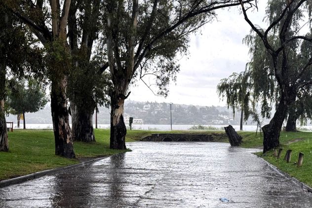 Creciente del río San Antonio, con un importante ingreso de agua al dique San Roque, este jueves. 
