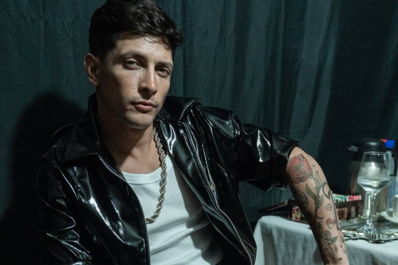 Fer Olmedo, en pose relajada. El cantante tuvo una declaración desafortunada y fue repudiado. 
