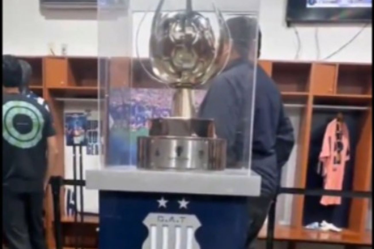 Supercopa Internacional. La ganó Talleres ante River hace un año. Ya se exhibe en la Boutique. (Foto: X @impactodeport)