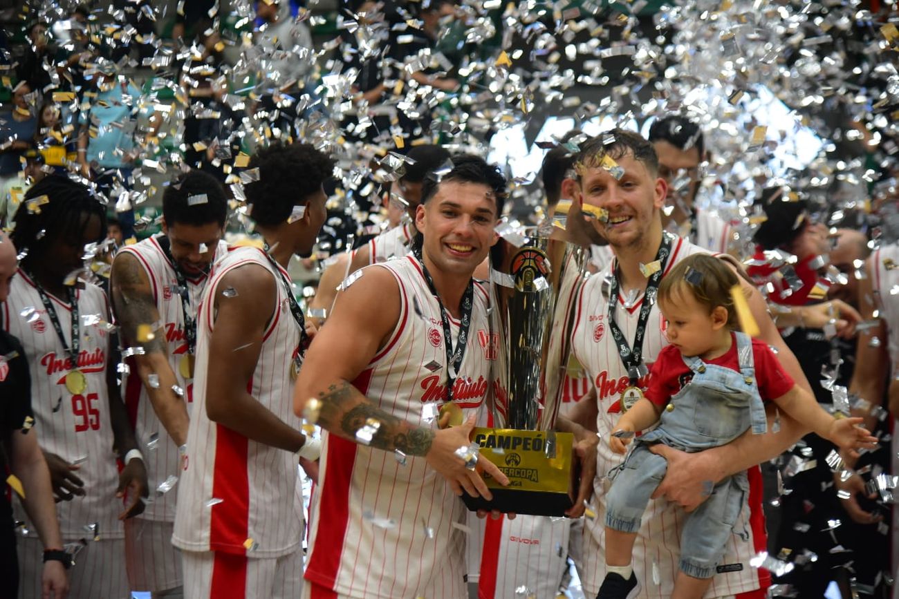 Leandro Vildoza, junto a Gastón Whelan, comparten el trofeo de campeón ganado por Instituto en la final de la Supercopa ante Boca. (Javier Ferreyra / La Voz