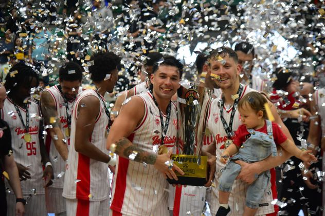 Leandro Vildoza, junto a Gastón Whelan, comparten el trofeo de campeón ganado por Instituto en la final de la Supercopa ante Boca. (Javier Ferreyra / La Voz