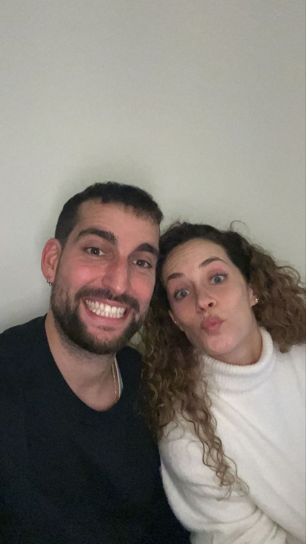 Misha y Lior en el refugio de un hotel en Tel Aviv ante la amenaza de bombardeo iraní.