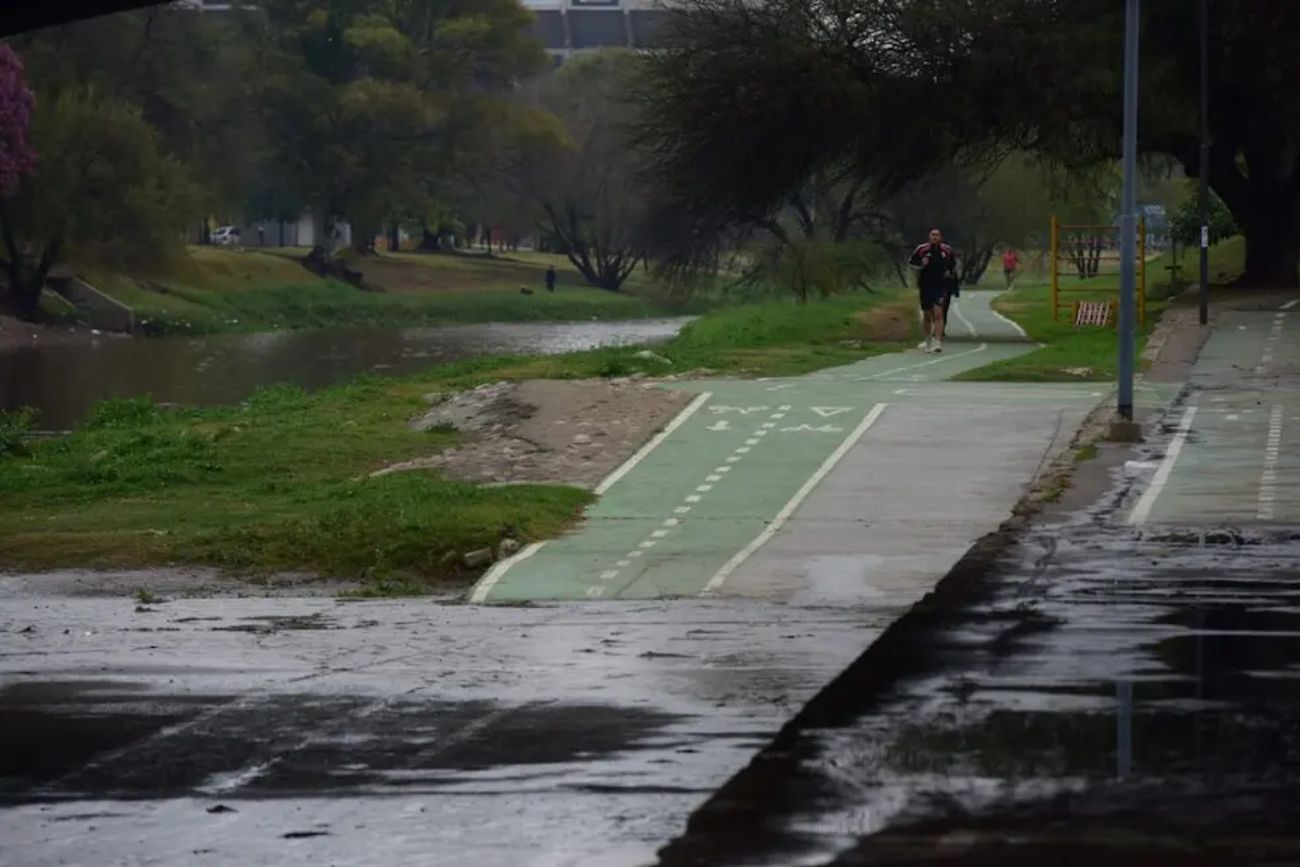 Costanera del río Suquía cortada por las lluvias caídas en Córdoba. (Archivo)