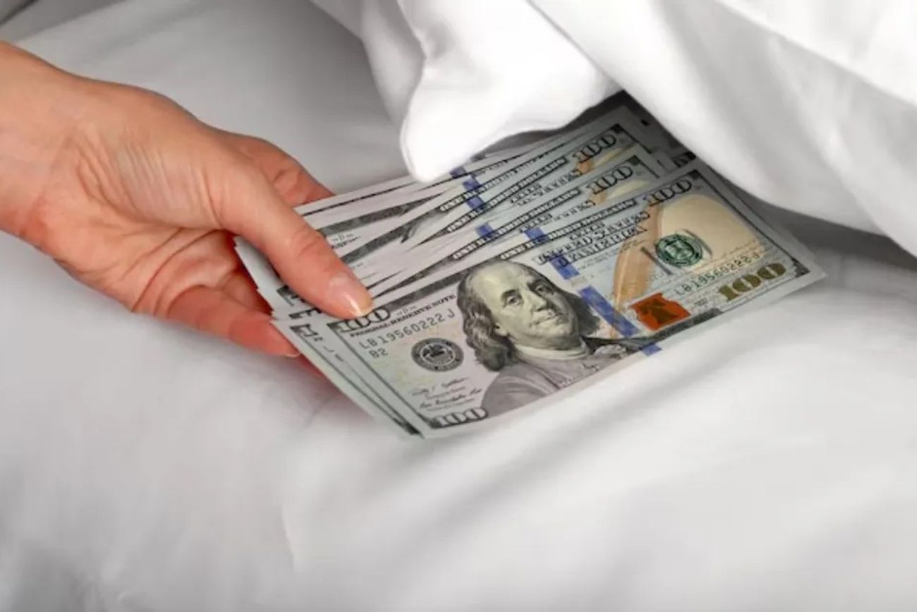 Feng Shui: por qué recomiendan poner un dólar bajo la almohada antes de dormir para atraer prosperidad.