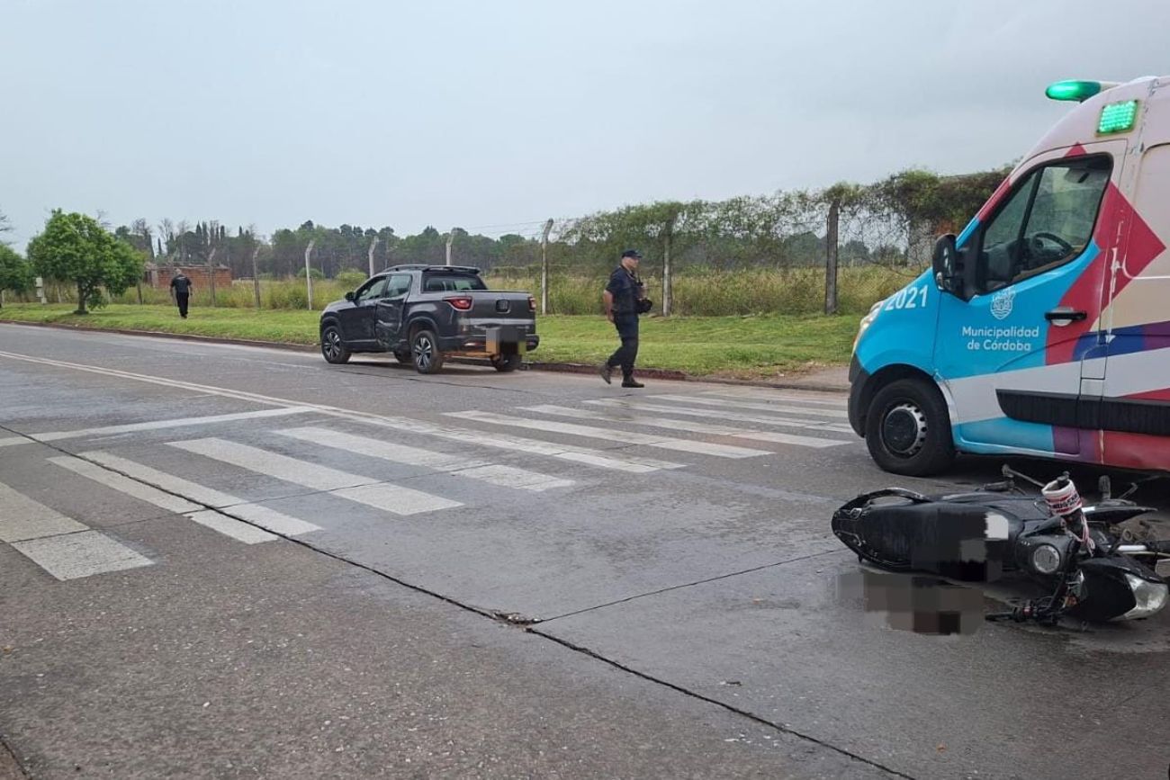 Córdoba: murió un motociclista tras chocar con una camioneta y ser embestido por un camión.