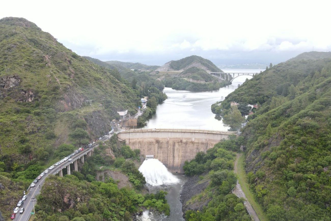 El dique San Roque a pleno en Villa Carlos Paz.