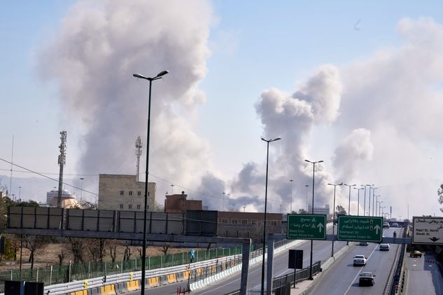 Sigue la tensión en Medio Oriente donde Israel asegura haber atacado de manera exitosa 320 puntos clave del la organización Hezbollah. 