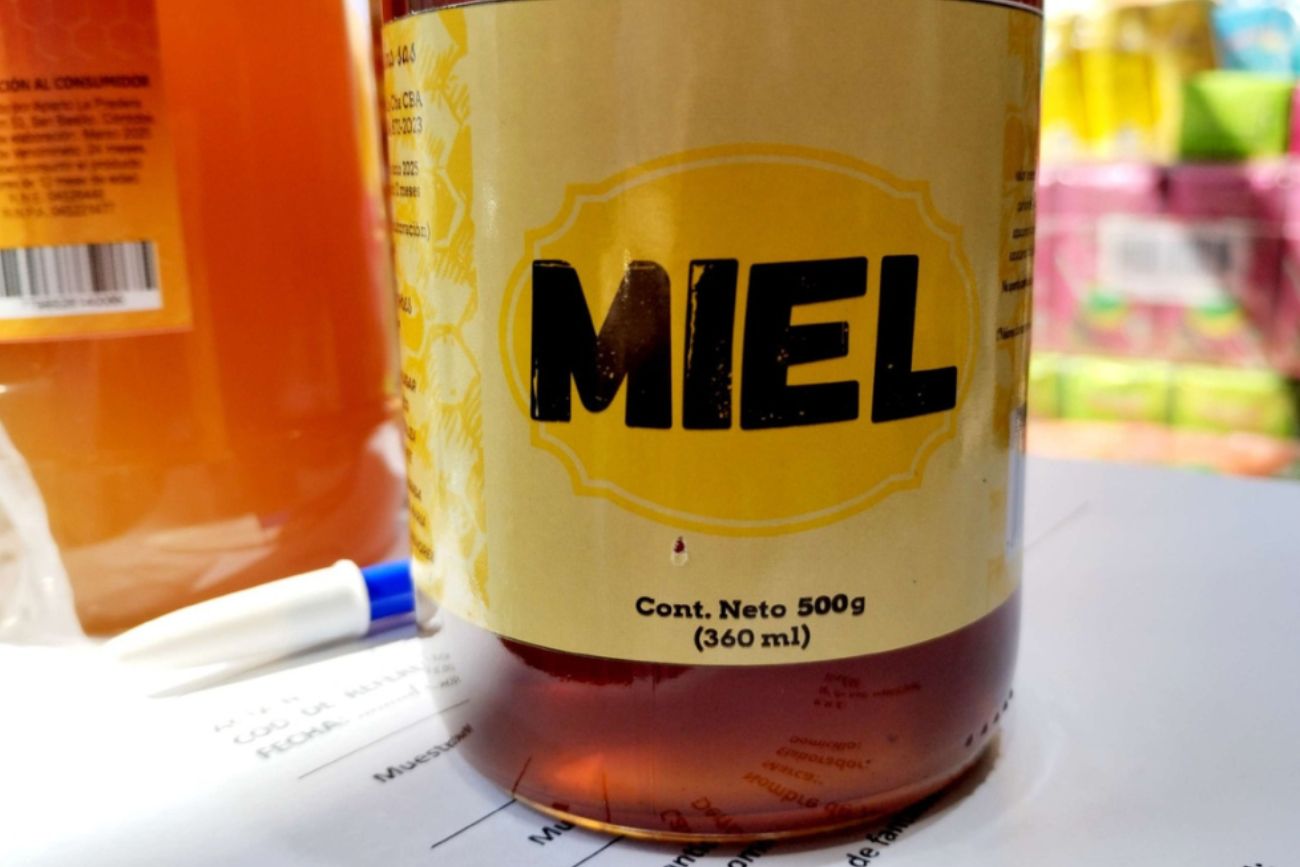 Alerta alimentaria en Córdoba: prohíben la venta de una marca de miel y de un clásico “juguito” congelado