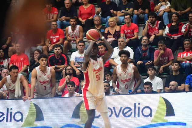 Anton Cook disputó la final de la Supercopa que Instituto le ganó a Boca en el estadio de Atenas.