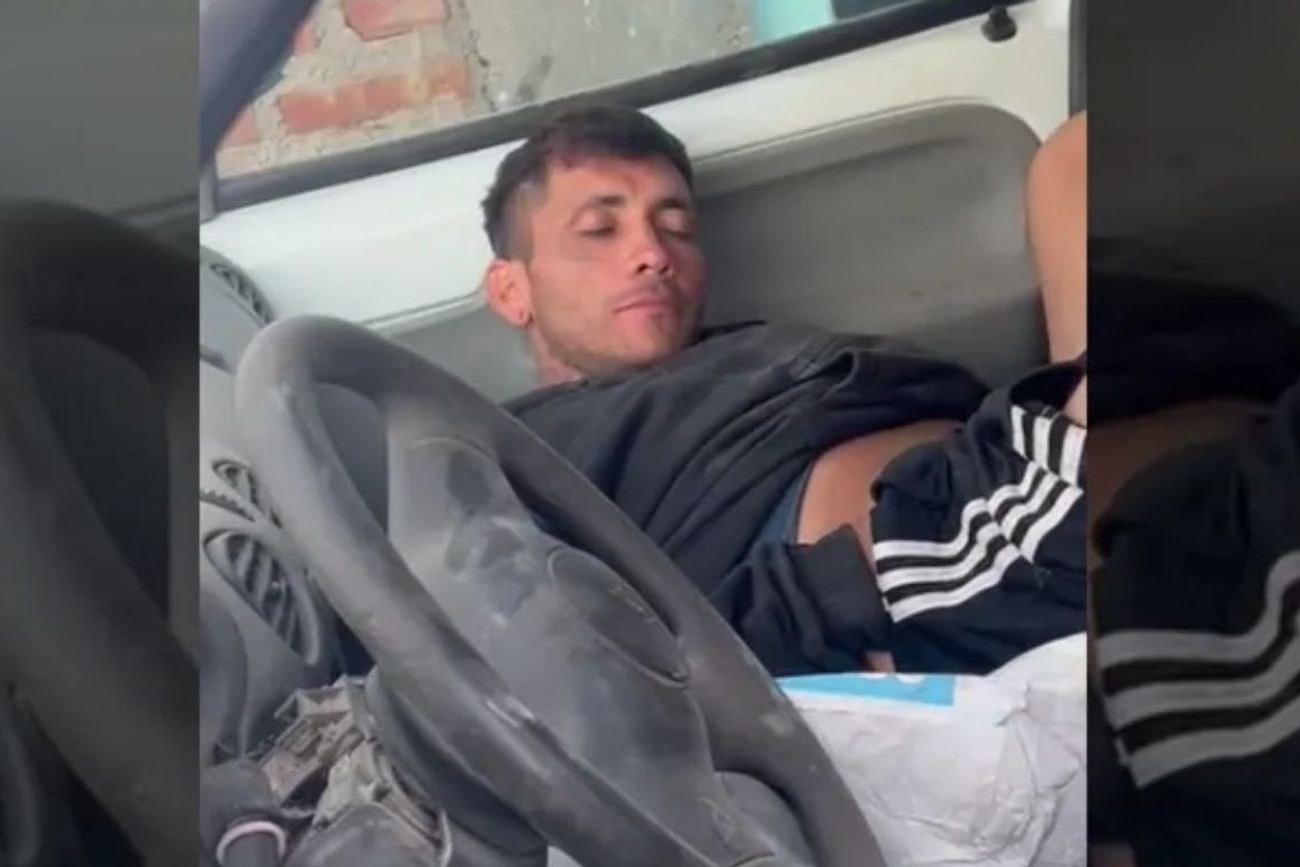 Neuquén: una vecina encontró a un hombre durmiendo en su camioneta.