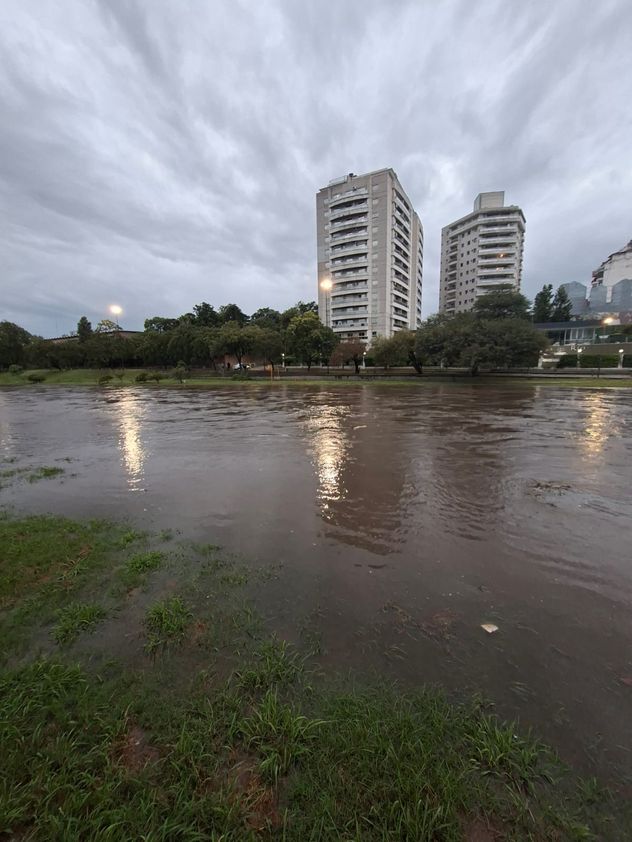 Crecida del río Suquía, desbordado a su paso por la Capital, en la tarde de este jueves. 