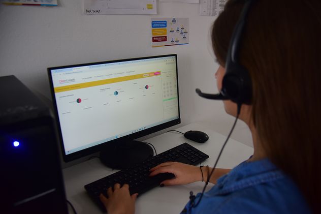 En la ciudad de Cordoba funciona un call center que recepta llamadas (La Voz)