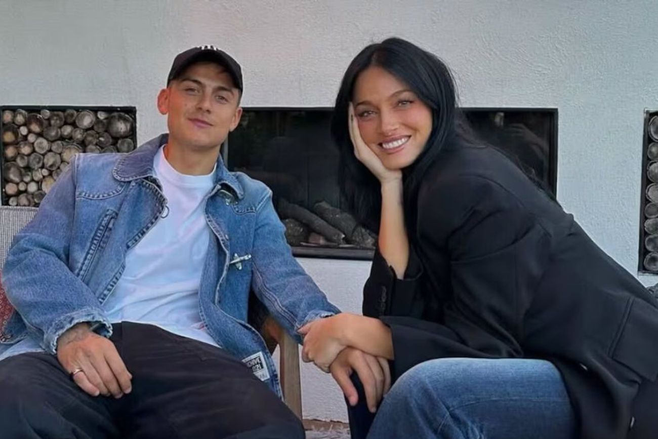 Minimalismo y tradición: así es por dentro el living de Oriana Sabatini y Paulo Dybala.
