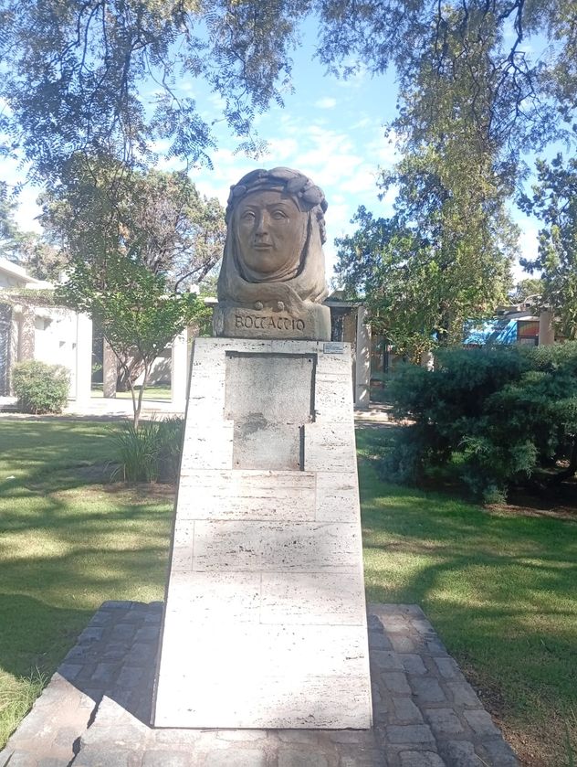 Al busto de Giovanni Boccaccio le faltan las dos placas conmemorativas. Gentileza: Ricardo Zavala.