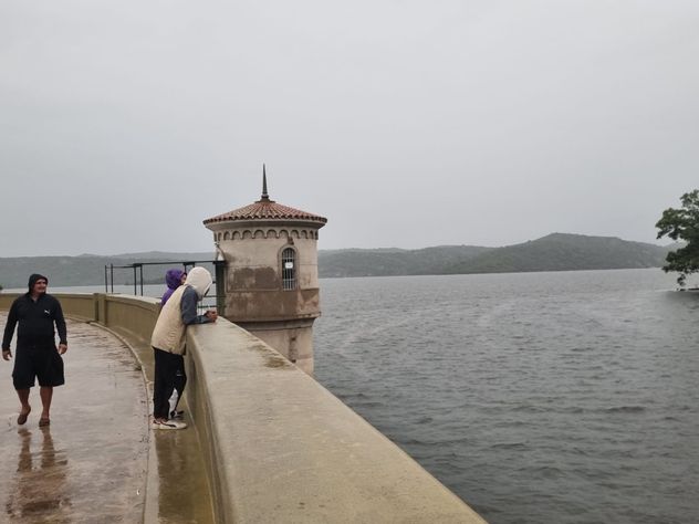 Dique La Viña. El embalse de Traslasierra está lleno, aunque no libera por las compuertas del vertedero aún. 