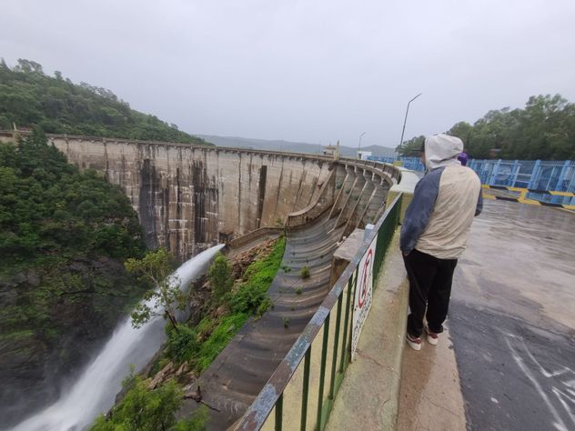 Dique La Viña, este jueves. El embalse está lleno, aunque no libera por las compuertas del vertedero aún. Eroga algo de excedentes por válvulas. 