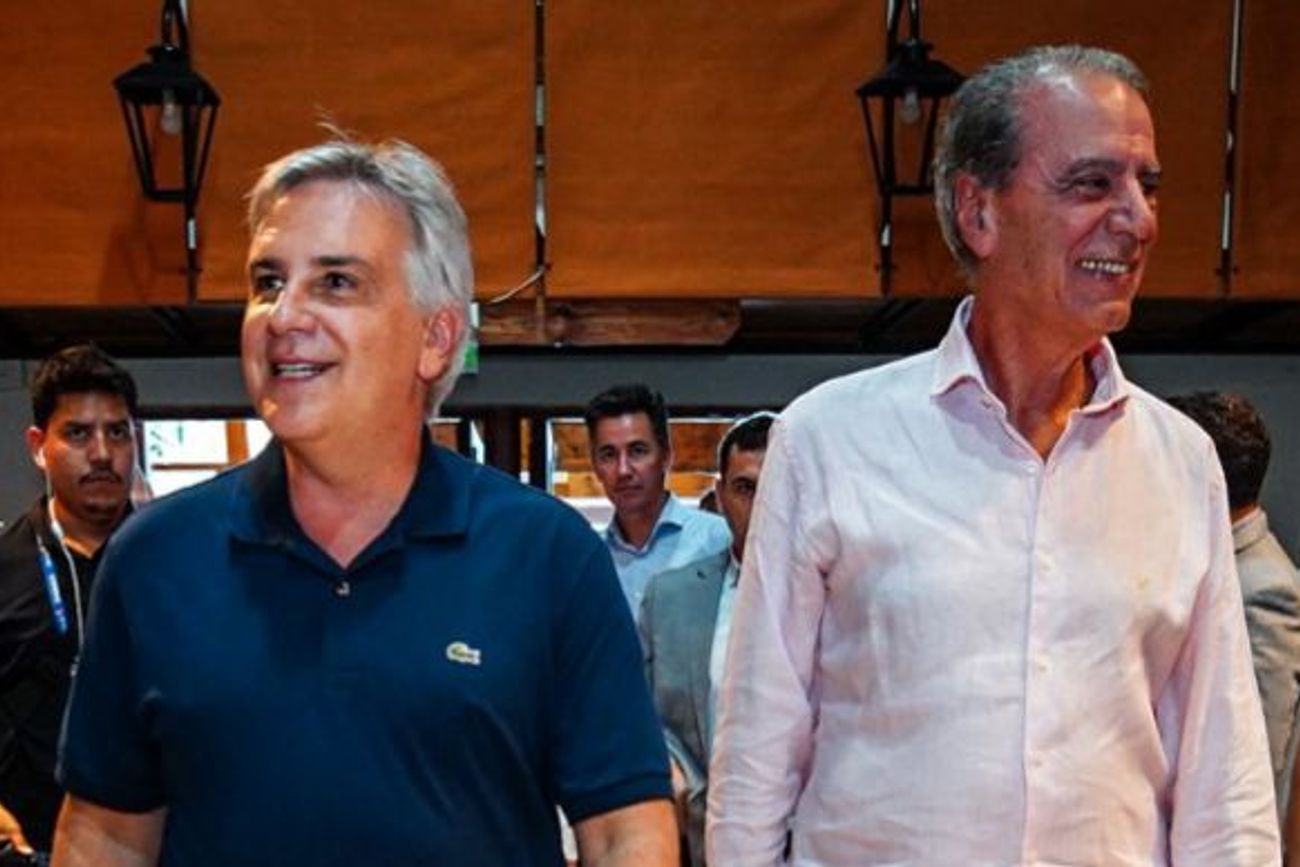 Martín Llaryora y el intendente de Villa General Belgrano, Oscar Santarelli, en la recorrida por el departamento Calamuchita. 