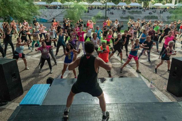 Comenzaron las clases de gimnasia familiar en espacios públicos de la ciudad.