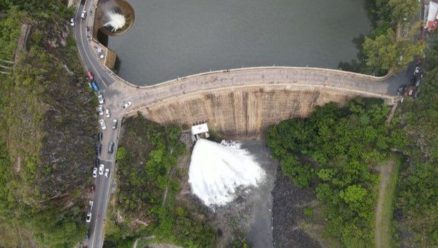 El dique San Roque a pleno en Villa Carlos Paz.