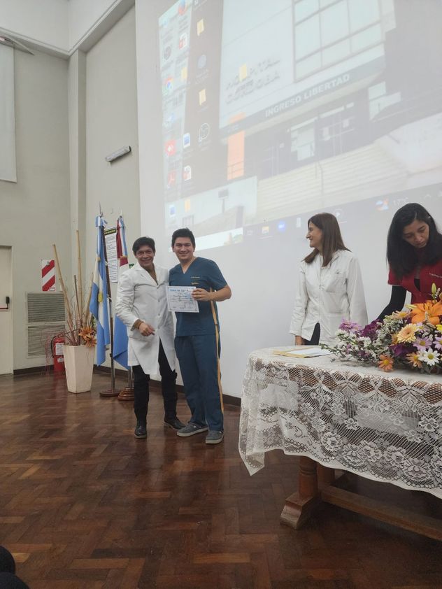 Damián Andrade le entregó a su hijo Ramiro el diploma al finalizar la residencia en cirugía plástica. (Gentileza)