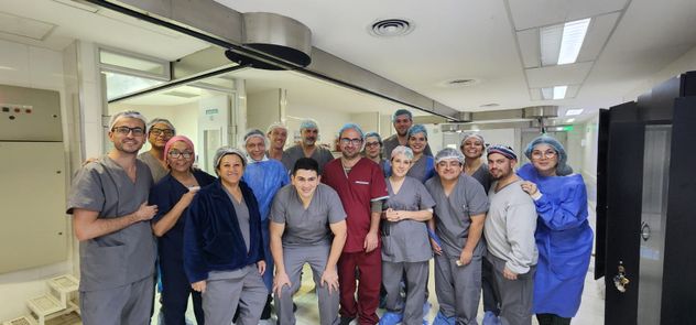 Con el equipo del Instituto del Quemado, que funciona en el Hospital Córdoba. (Gentileza)