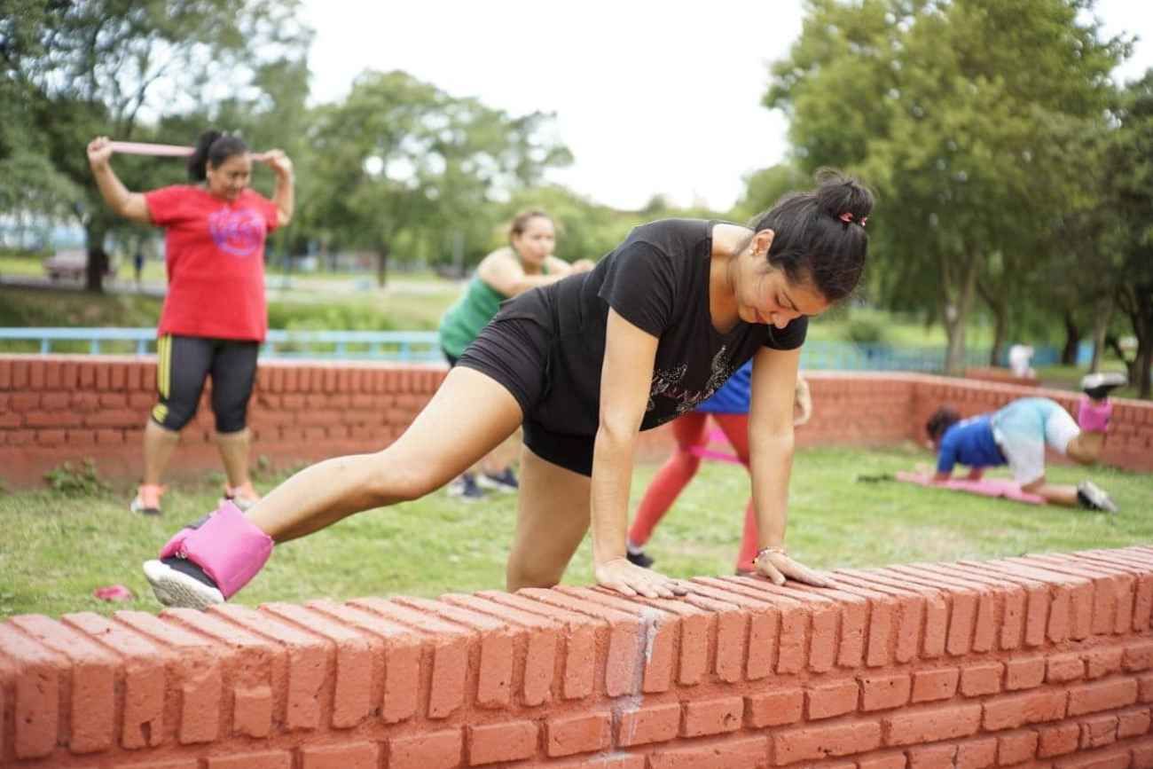 Comenzaron las clases de gimnasia familiar en espacios públicos de la ciudad. 
