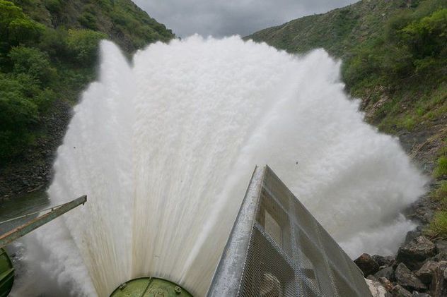 El dique San Roque a pleno en Villa Carlos Paz.