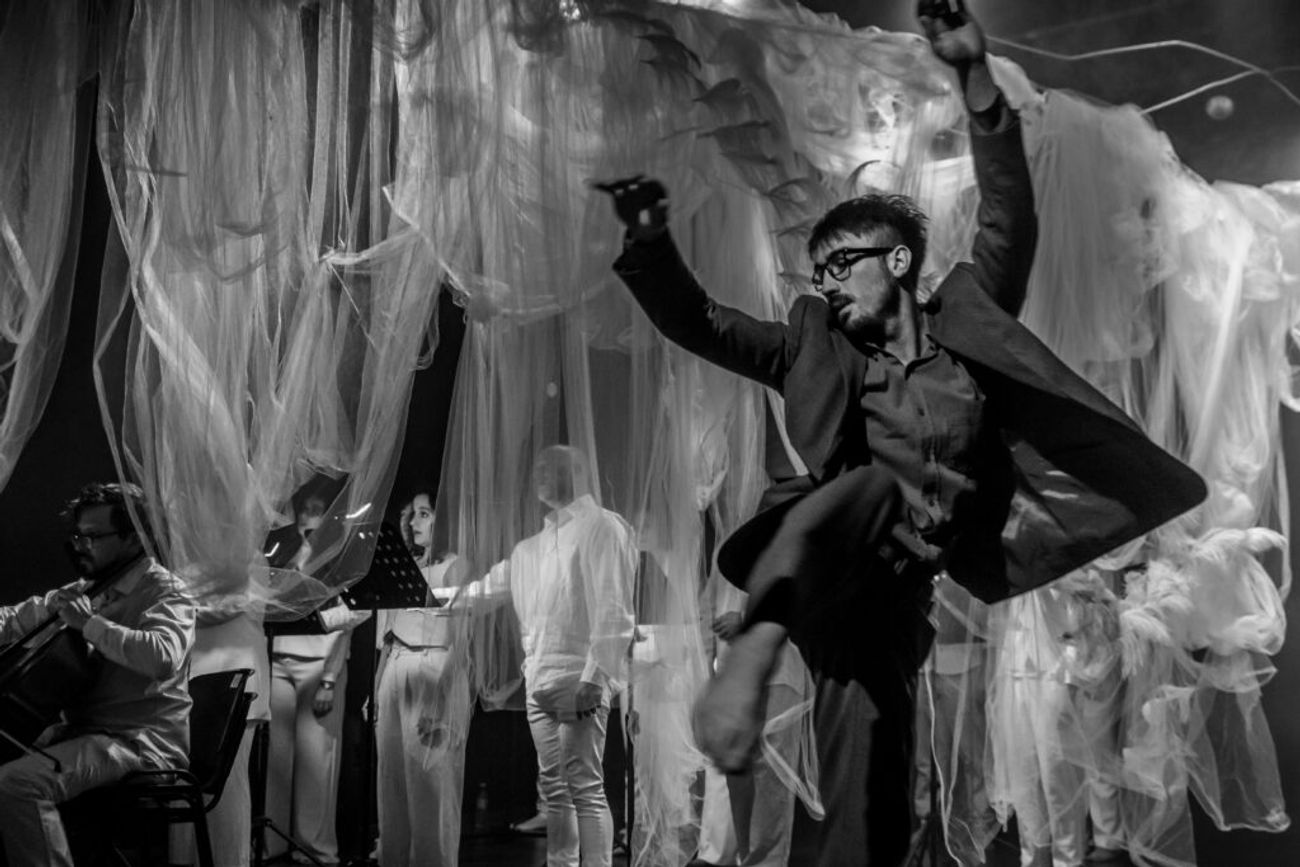 Doce voces y cuatro bailarines en escena: llega "LEVE” al teatro Comedia.
