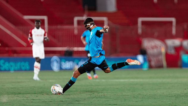 Lisandro López y su máscara. El defensor no podrá estar para jugar ante Estudiantes.