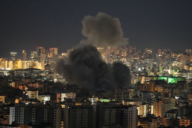 Sigue la tensión en Medio Oriente donde Israel asegura haber atacado de manera exitosa 320 puntos clave del la organización Hezbollah. 