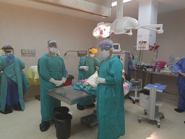 Primera cirugía padre e hijo. Fue un autotransplante de piel en una paciente quemada. 