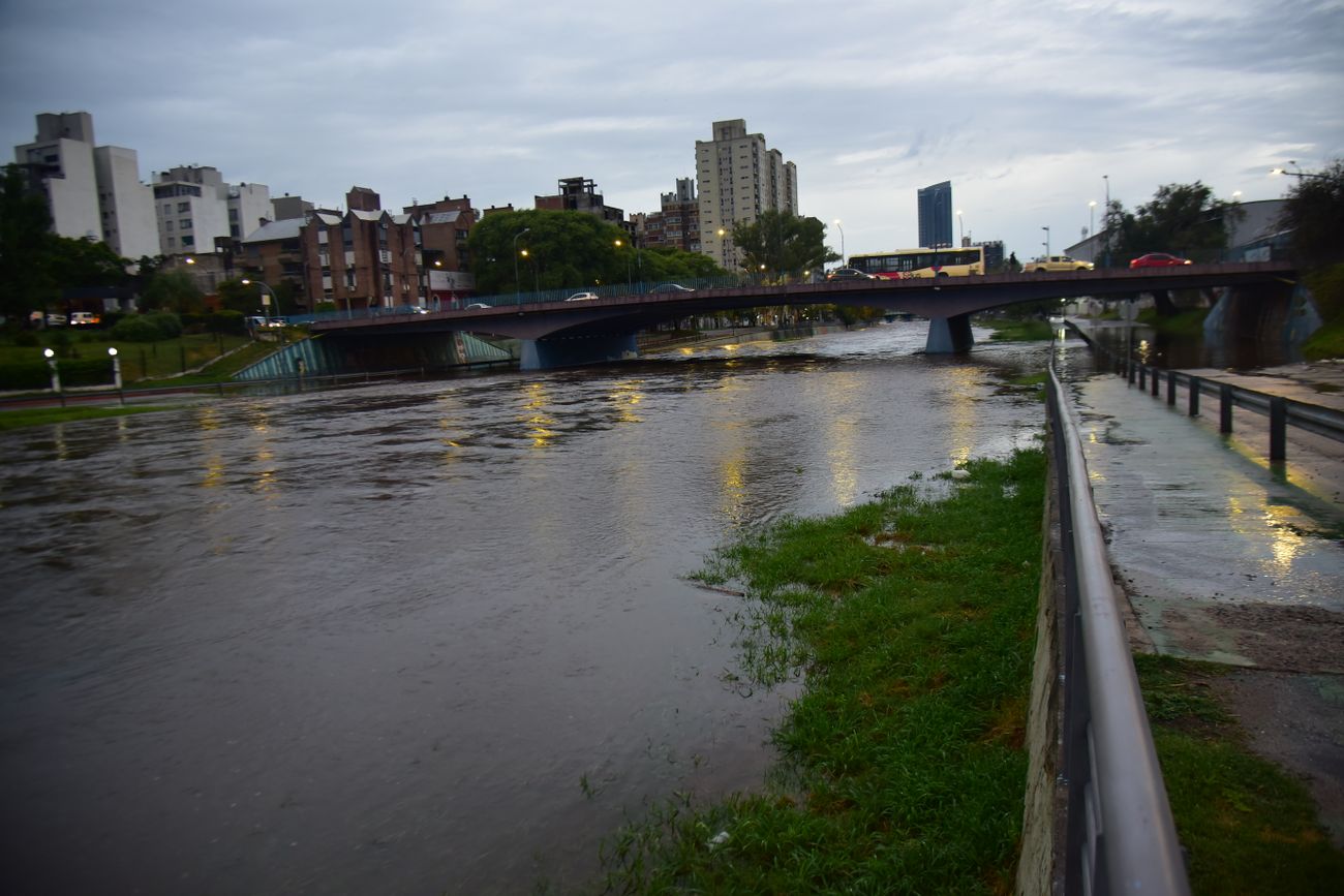 Las intensas lluvias de la semana hicieron crecer el caudal del río Suquía que obligó a cerras la Costanera en algunos sectores como el Puente Santa Fé. (Javier Ferreyra / La Voz)