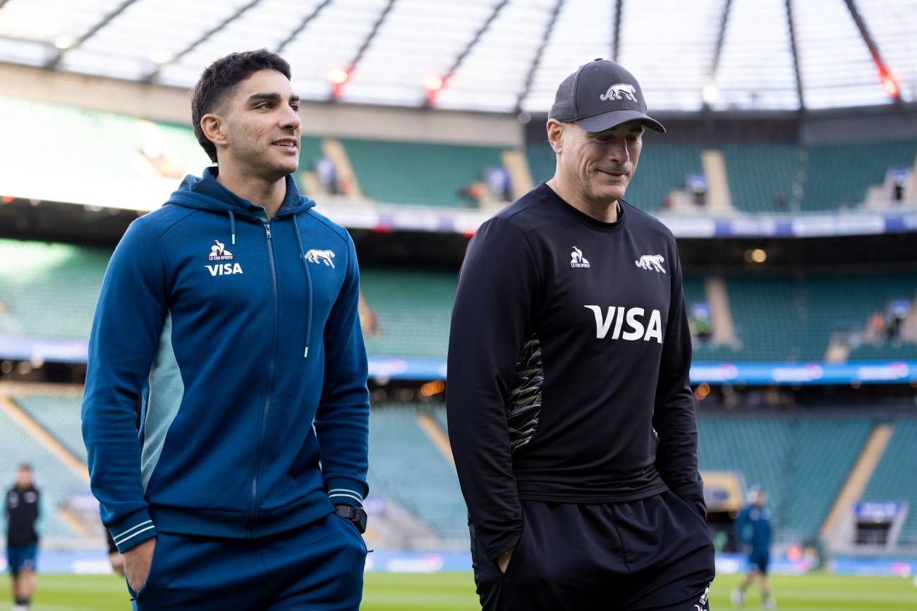 El cordobés Santiago Carreras junto a Felipe Contepomi, head coach de Los Pumas.